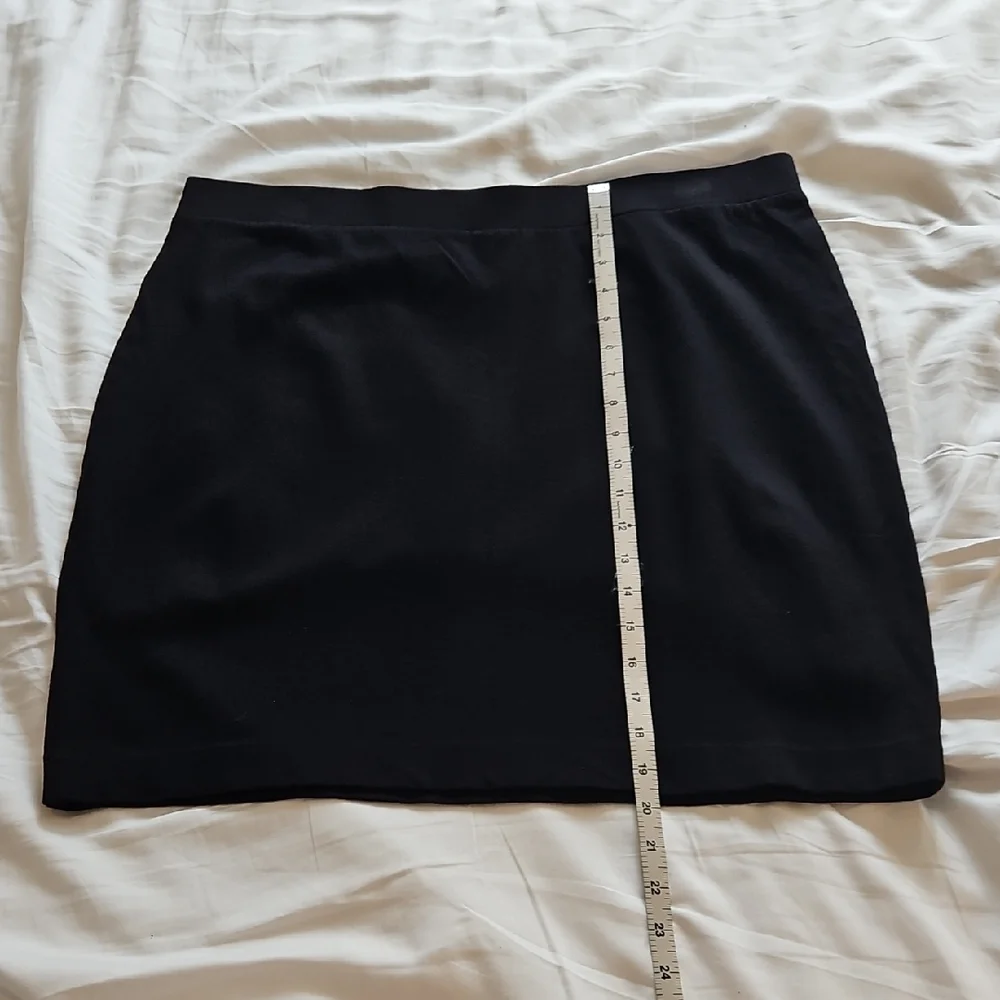 Classic Black Pencil Style Skirt - Picture 4 of 5